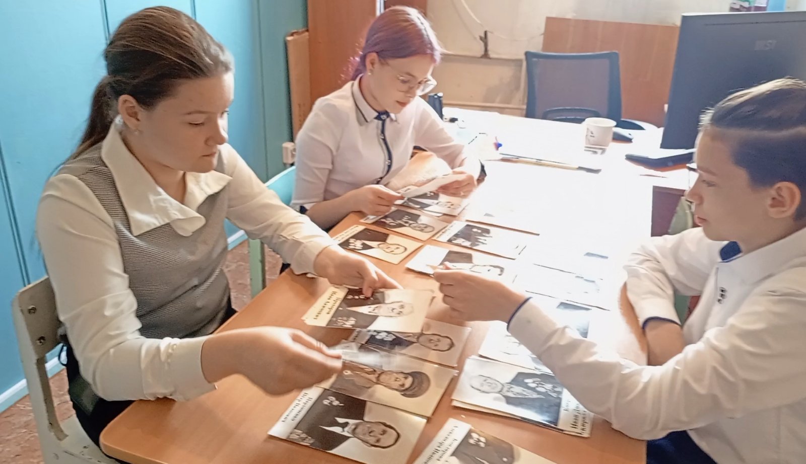Учащиеся 6 класса готовят выставку к 9 мая.